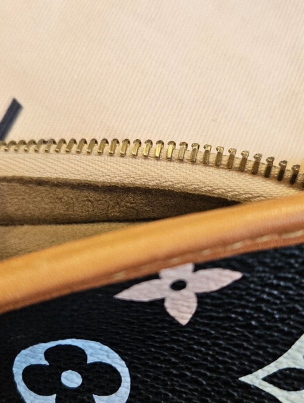 Louis Vuitton x Takashi Murakami RARE Black Multicolor Monogram Shirley Clutch - Picture 12 of 14